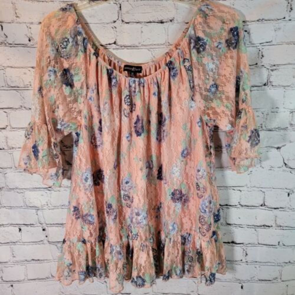 Almost Famous Lace‎ Top Womens 1X Peach Floral Excellent Ruffle Peplum Blouse